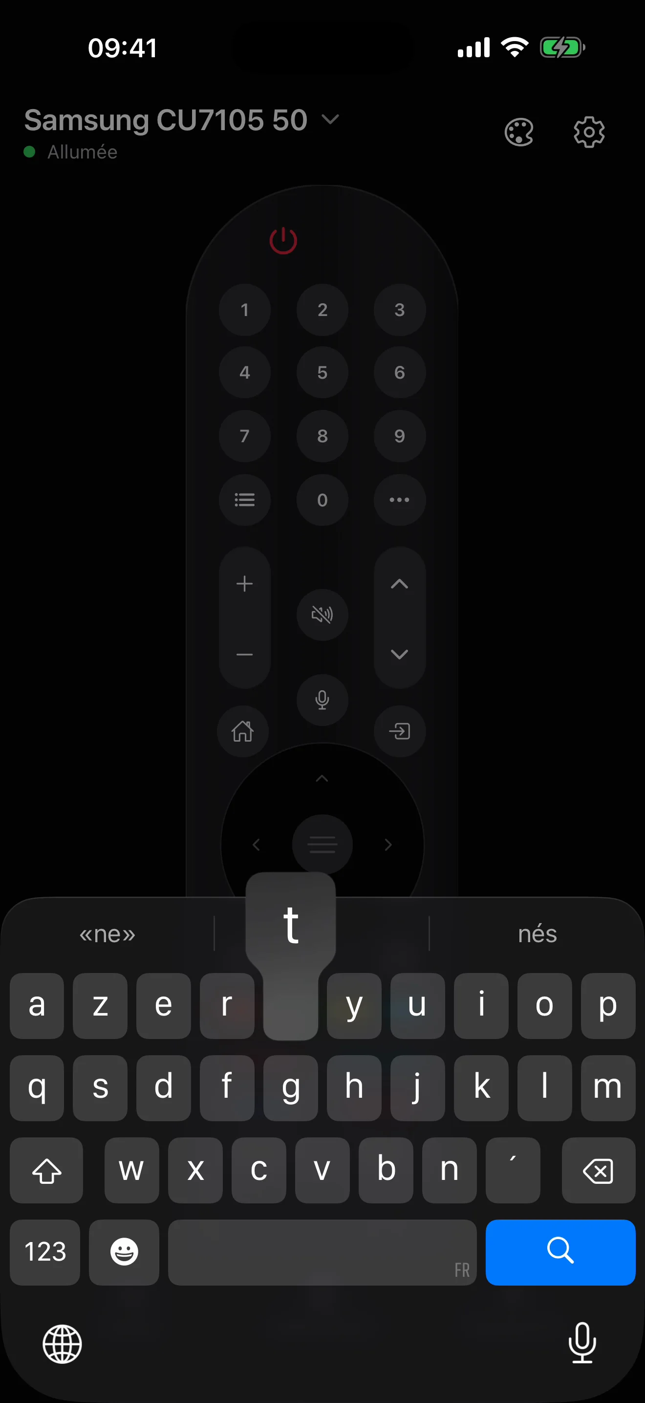 Le clavier du téléphone écrit sur la télé